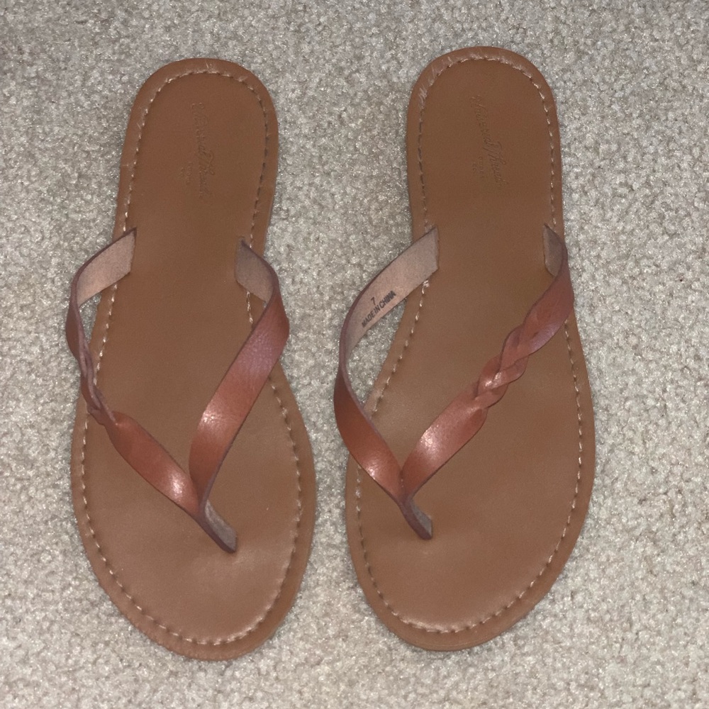 Super cute brown sandals with braided detailing✨